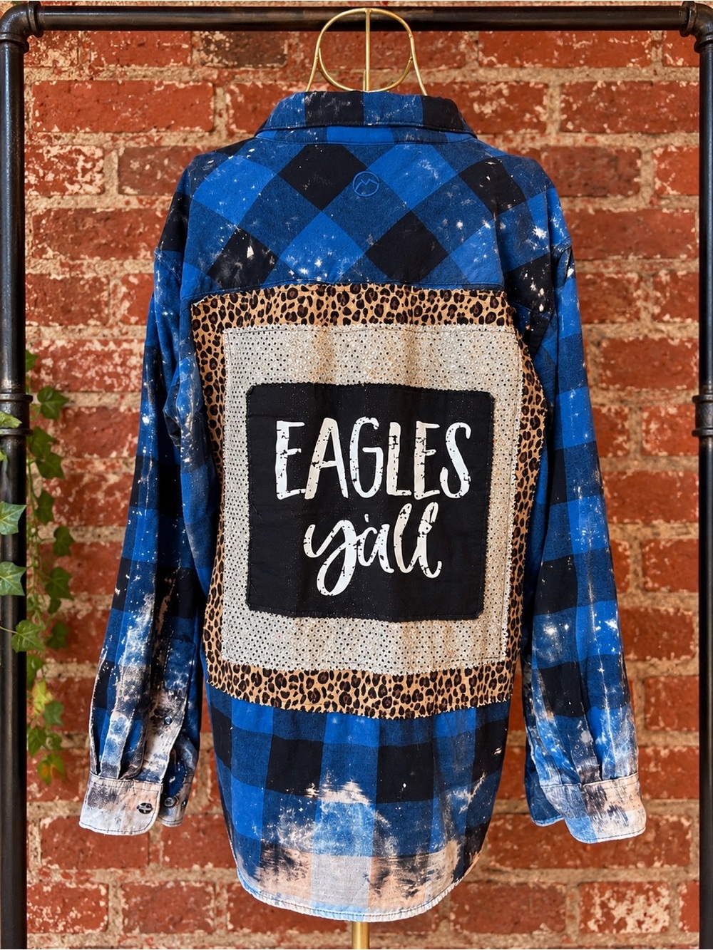 Eagles Y’all Upcycled Bleached Flannel Leopard Game Day Shirt Size L
100% Cotton